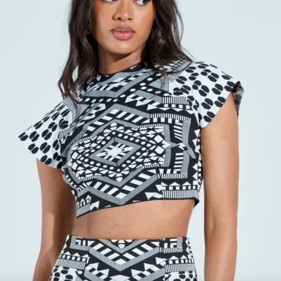 AKIRA Tops - Akira cropped black and white stretch geometric top new small